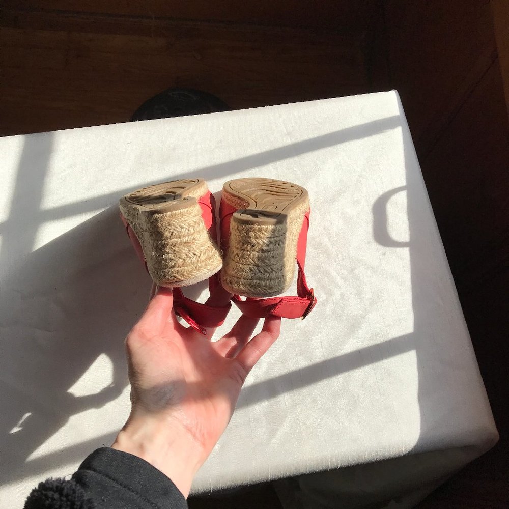 NEW IN BOX size 7 Wide EASY SPIRIT red espadrilles. - Picture 5 of 7